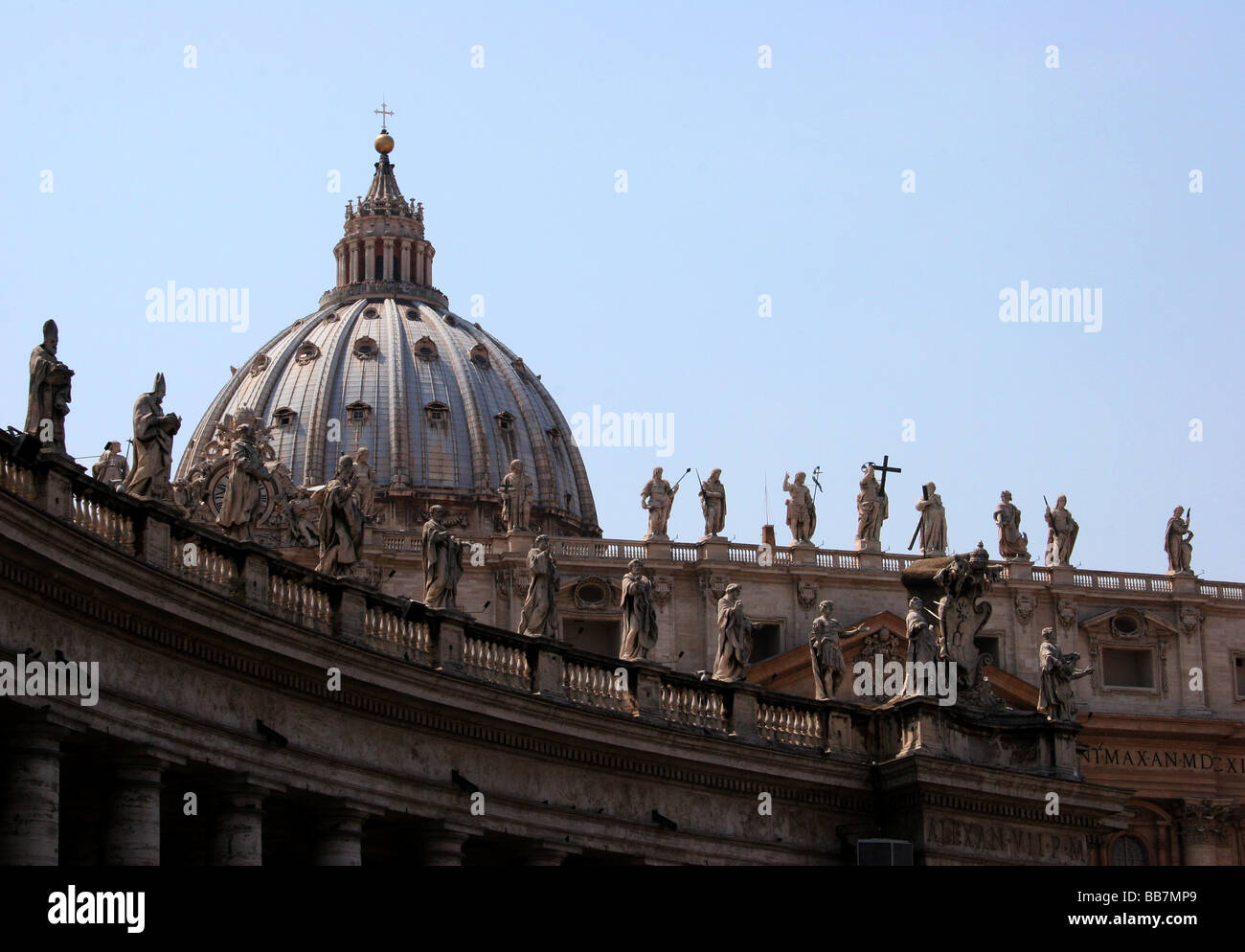 Les toitures et les statues de la Cité du Vatican à St Peters Square Vatican Rome Banque D'Images