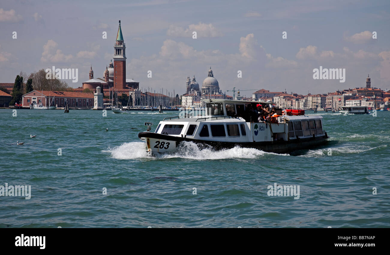 Le vaporetto sur le canal Bacino San Marco, Venise, Italie Banque D'Images