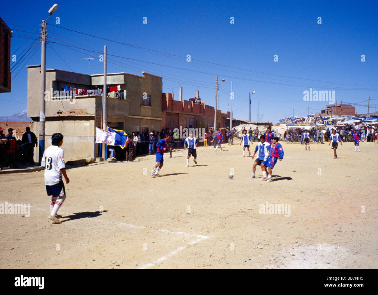 Les enfants jouent au football, marché El Alto, Bolivie Banque D'Images