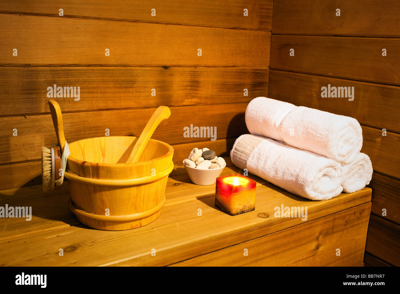 Intérieur d'un sauna en cèdre. Banque D'Images