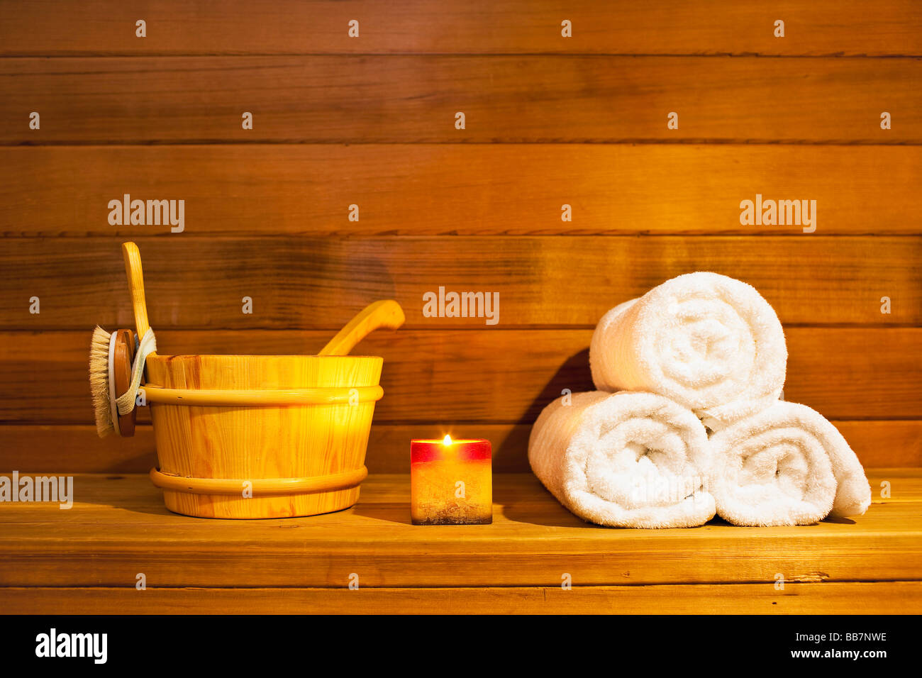 Intérieur d'un sauna en cèdre. Banque D'Images