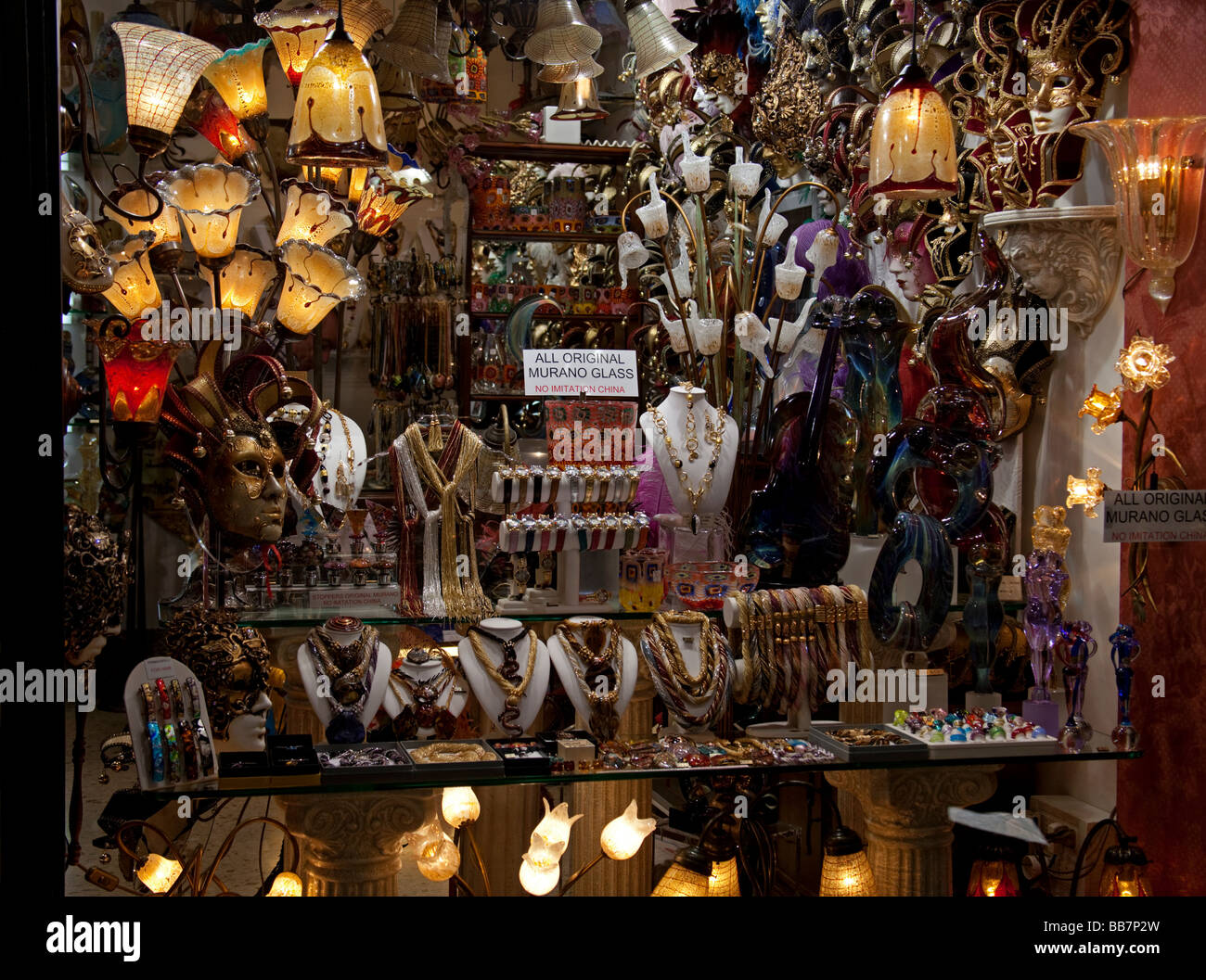 Verre de Murano coloré en vente en vitrine, Venise, Italie, Europe Banque D'Images