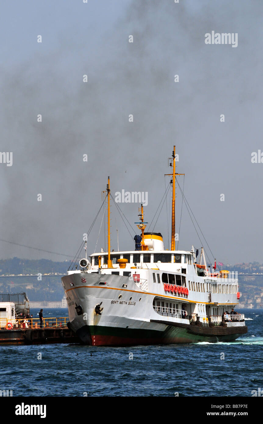 Ferries sur le Bosphore, Istanbul, Turquie Banque D'Images