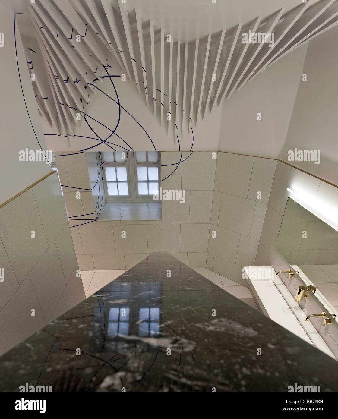 Rénovation mesdames toilettes au Victoria and Albert Museum l'intégration d'une installation d'art géométrique Banque D'Images