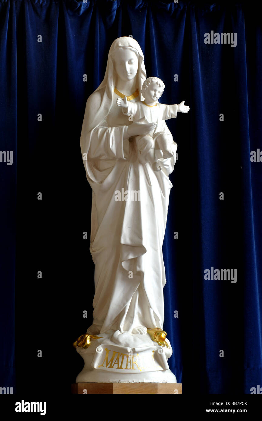 Vierge à l'enfant sculpture dans l'église St.Edith, moines Kirby, Warwickshire, England, UK Banque D'Images
