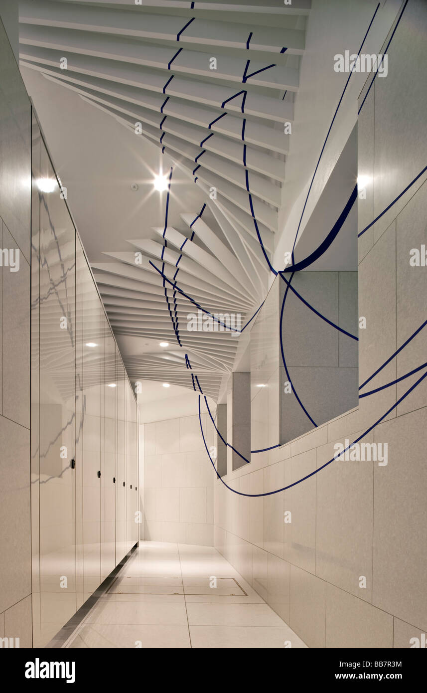 Rénovation mesdames toilettes au Victoria and Albert Museum l'intégration d'une installation d'art géométrique Banque D'Images