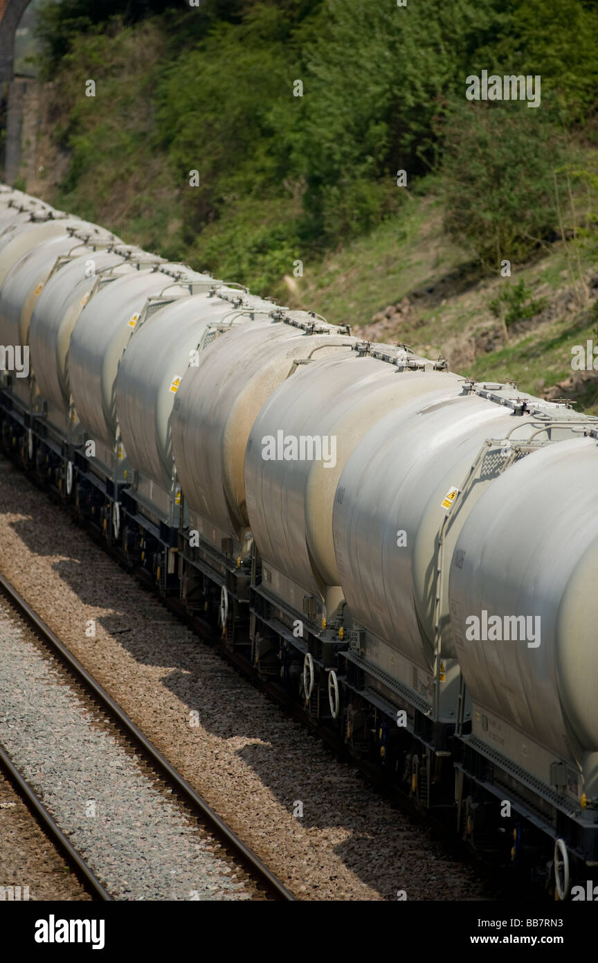 Les pétroliers sur un train de fret transporté à travers la campagne anglaise Banque D'Images