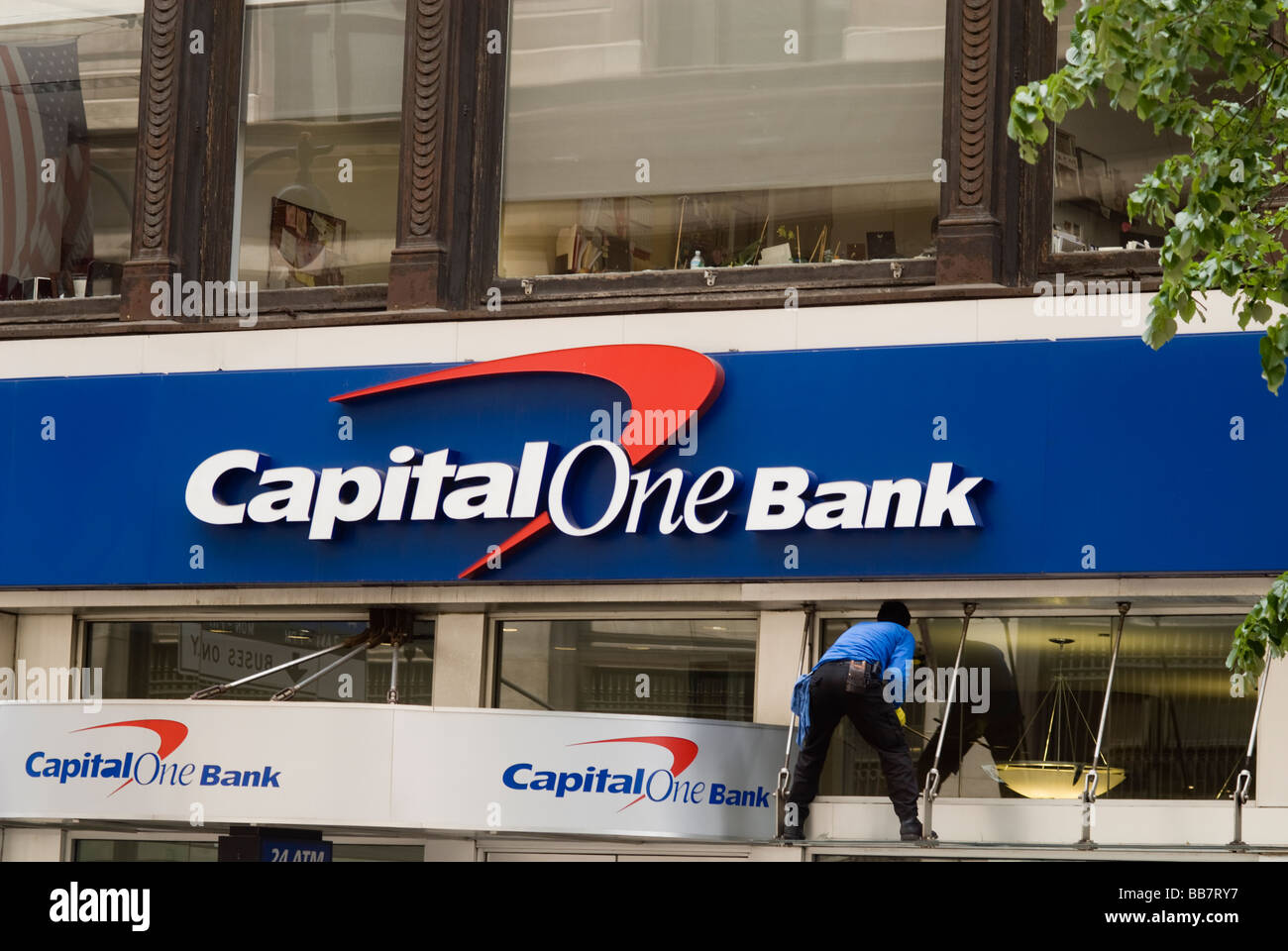 Un laveur de vitres nettoie une succursale de Capital One Bank le mercredi 13 mai 2009 à New York Richard B Levine Banque D'Images