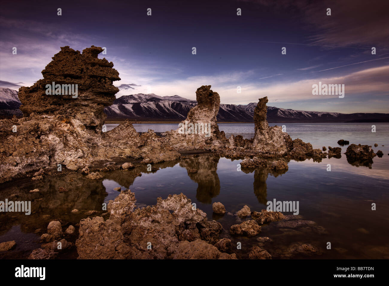 Moody image de Mono Lake, près de Lee Vining en Californie, USA. Banque D'Images