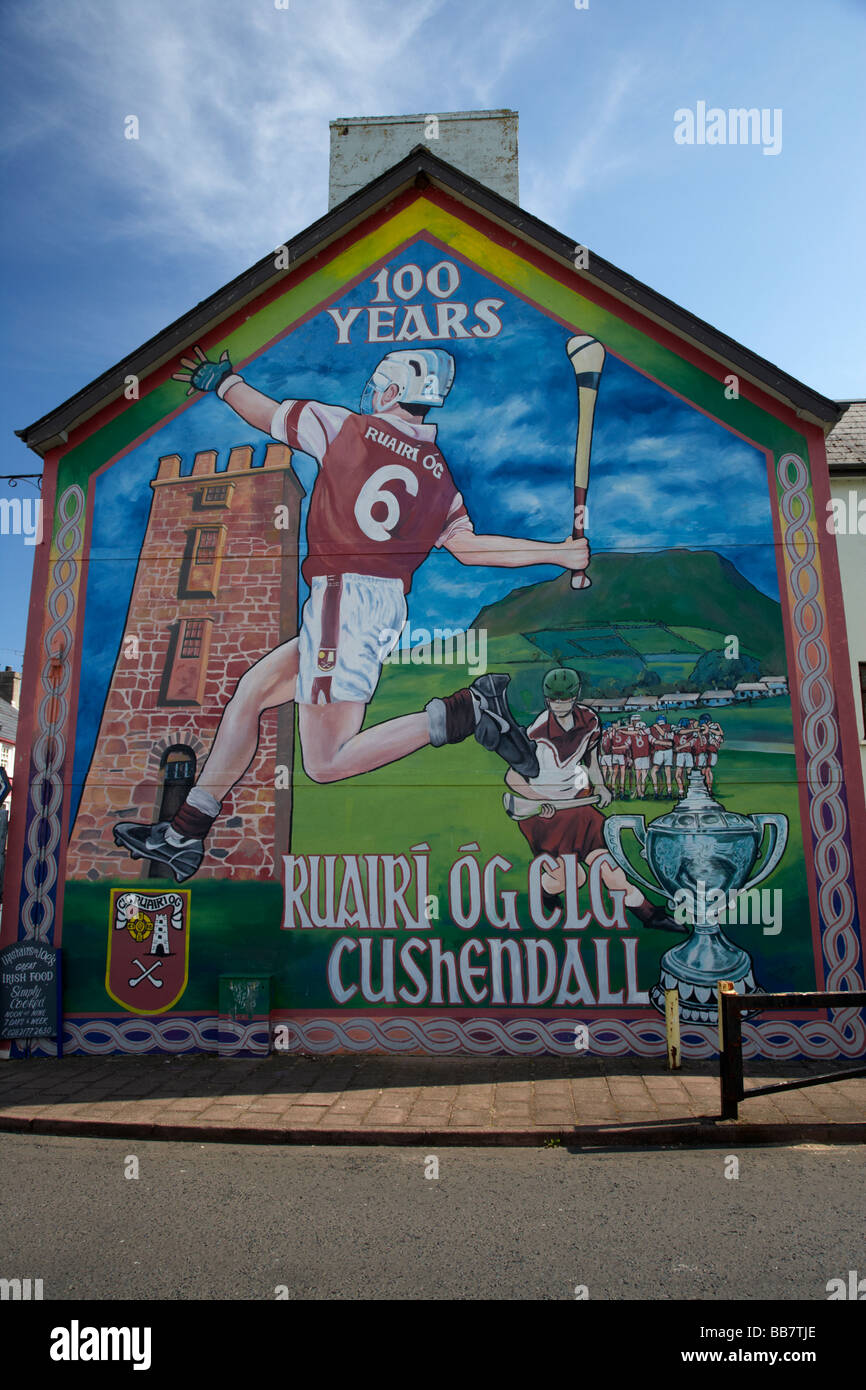 Fresque commémorant les 100 ans de ruairi og hurling et gaa equipes à cushendall le comté d'Antrim en Irlande du Nord uk Banque D'Images