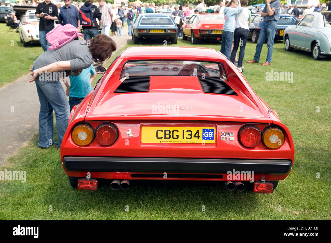 Personnes admirant un rouge Ferrari GTB, Wallingford Classic car rally, Oxfordshire, UK Banque D'Images