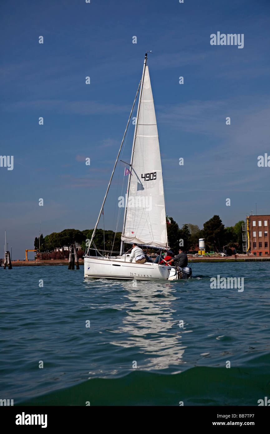 Petit yacht qui navigue sur le canal Venise, Italie Banque D'Images