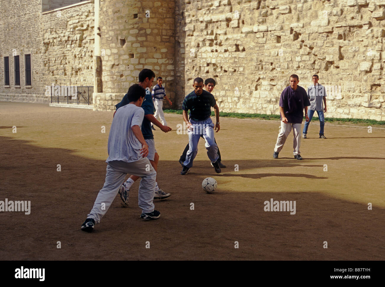 Les étudiants français, de gym, joueur de football, joueurs de football, jouant au football, jeu de football, Lycée Charlemagne, quartier du Marais, Paris, France, Europe Banque D'Images