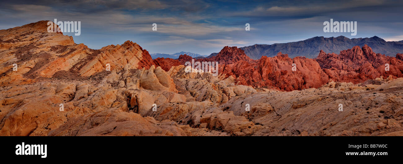 Vue panoramique sur la vallée de feu près de Las Vegas au Nevada USA Banque D'Images