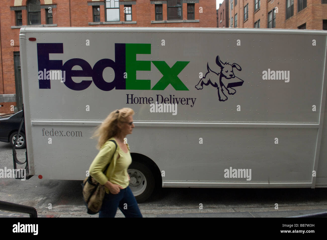 Un camion de FedEx home delivery truck est vue dans le quartier de Tribeca à New York Banque D'Images