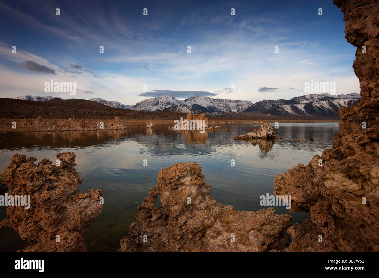 Moody shot de Mono Lake, près de Lee Vining en Californie USA Banque D'Images