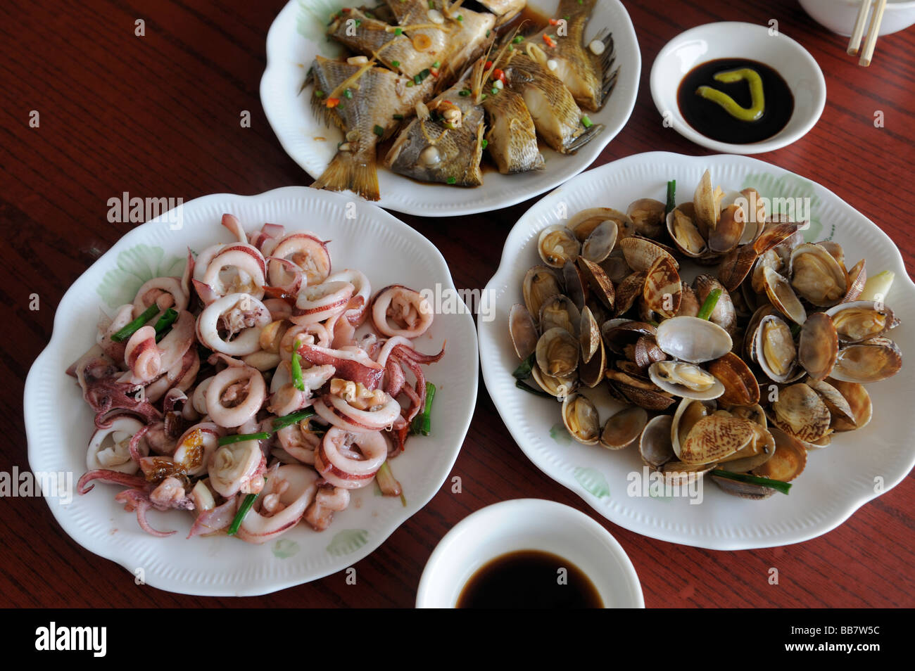 Des plats de fruits de mer locaux dans un restaurant à Zhangzhou, Fujian, Chine. Banque D'Images