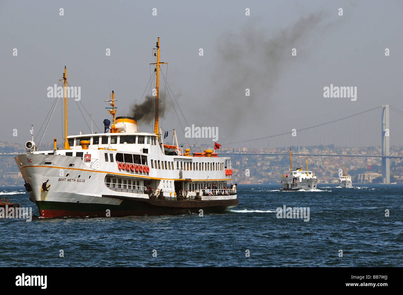 Ferries sur le Bosphore, Istanbul, Turquie Banque D'Images