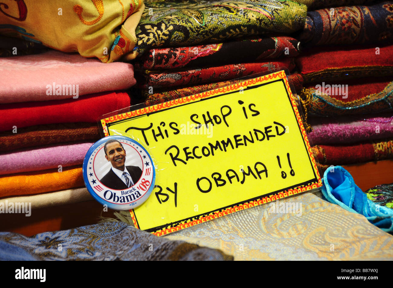 Wc séparés dans un bazar d'Istanbul afficher un poster d'Obama, Istanbul, Turquie Banque D'Images