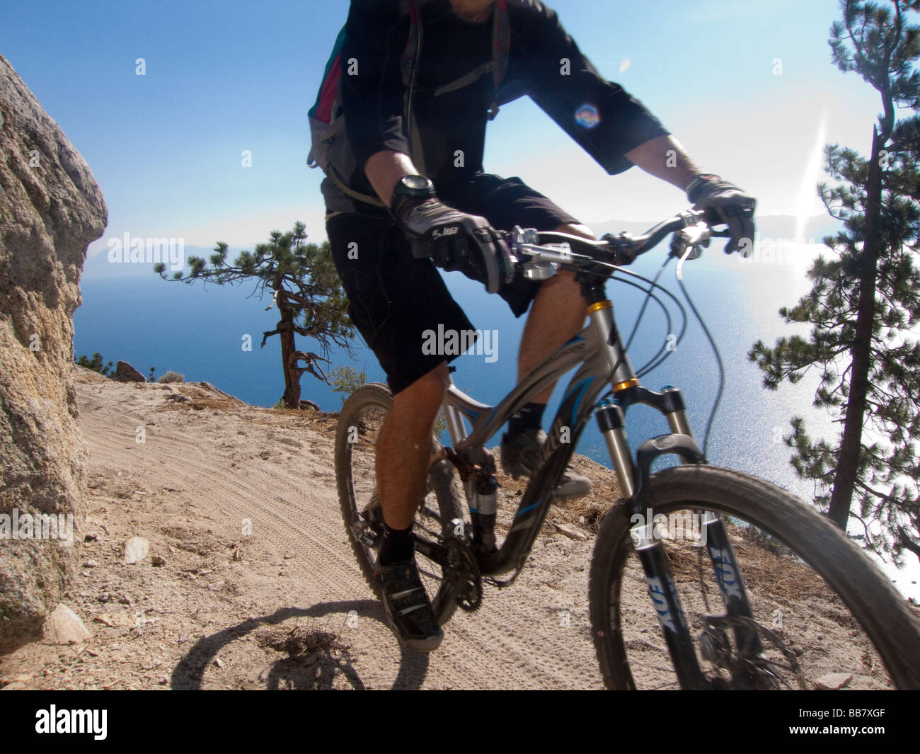 Un vélo de montagne bénéficie d'une vue sur le lac Tahoe du Grand Canal sur sentier près de Spooner Sommet . Banque D'Images
