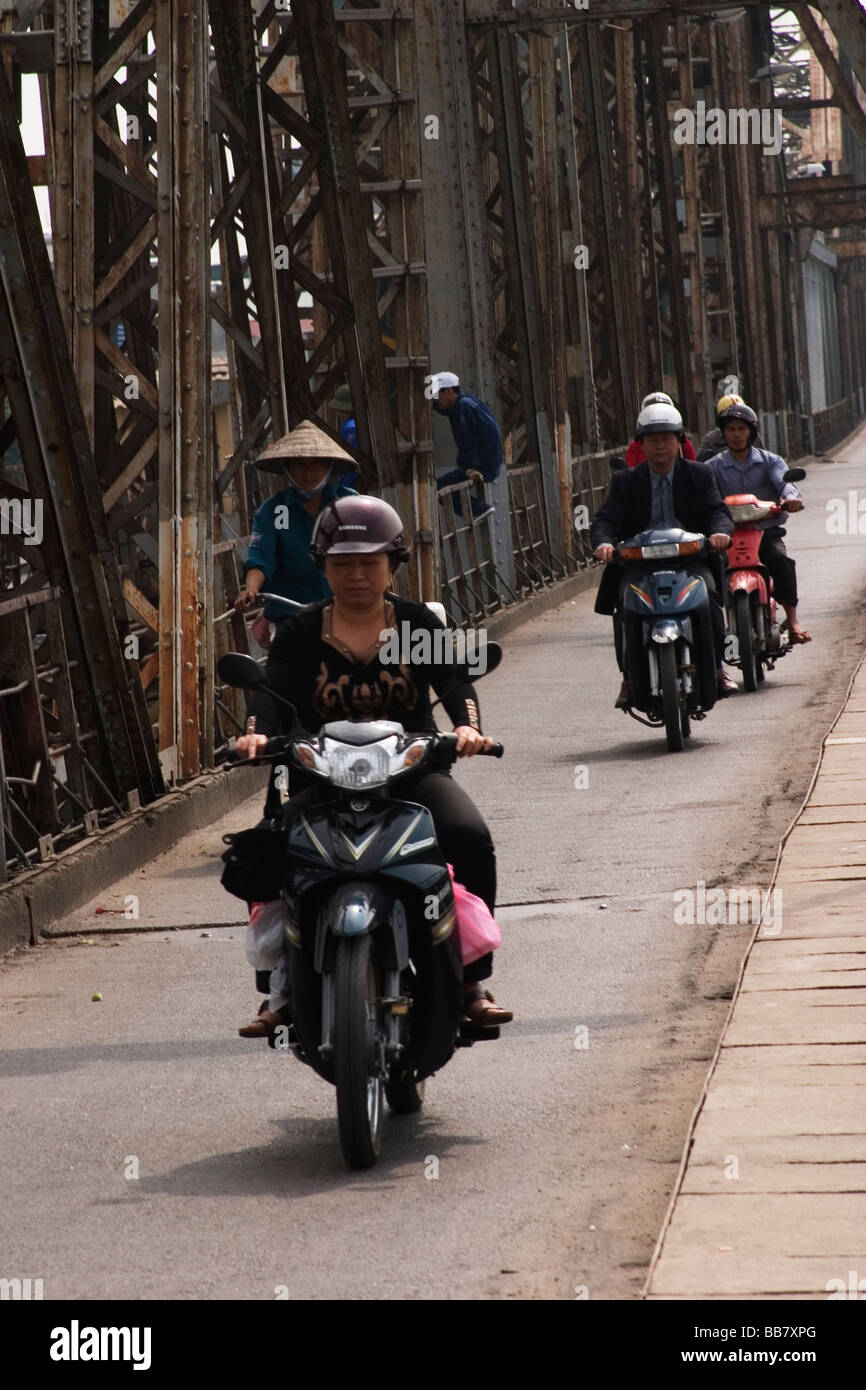 Les motos cross pont Long Bien à Hanoi, République socialiste du Vietnam Banque D'Images