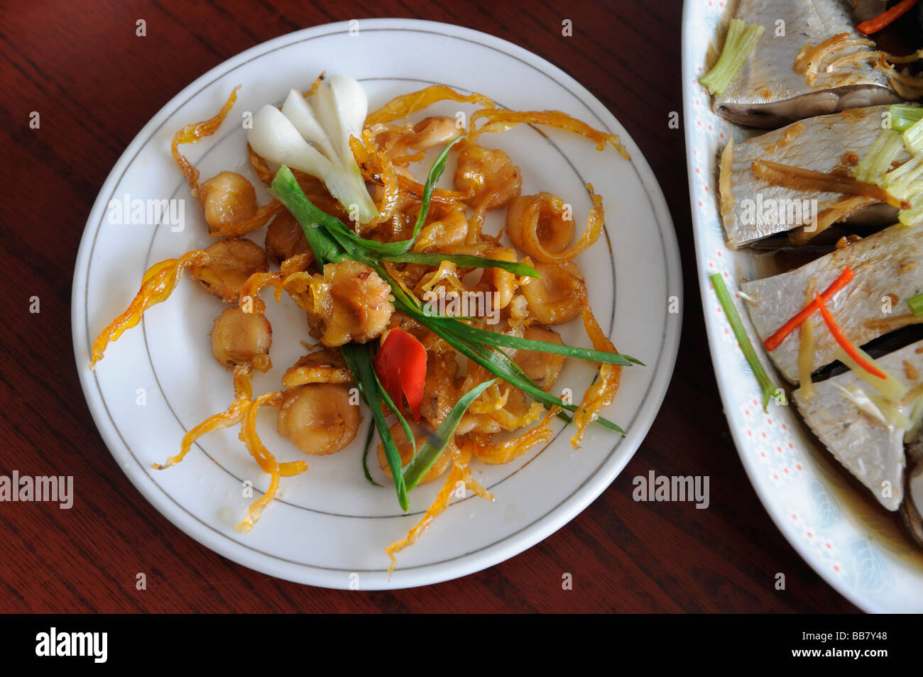 Plat de pétoncles séchées dans un restaurant à Zhangzhou, Fujian, Chine. Banque D'Images