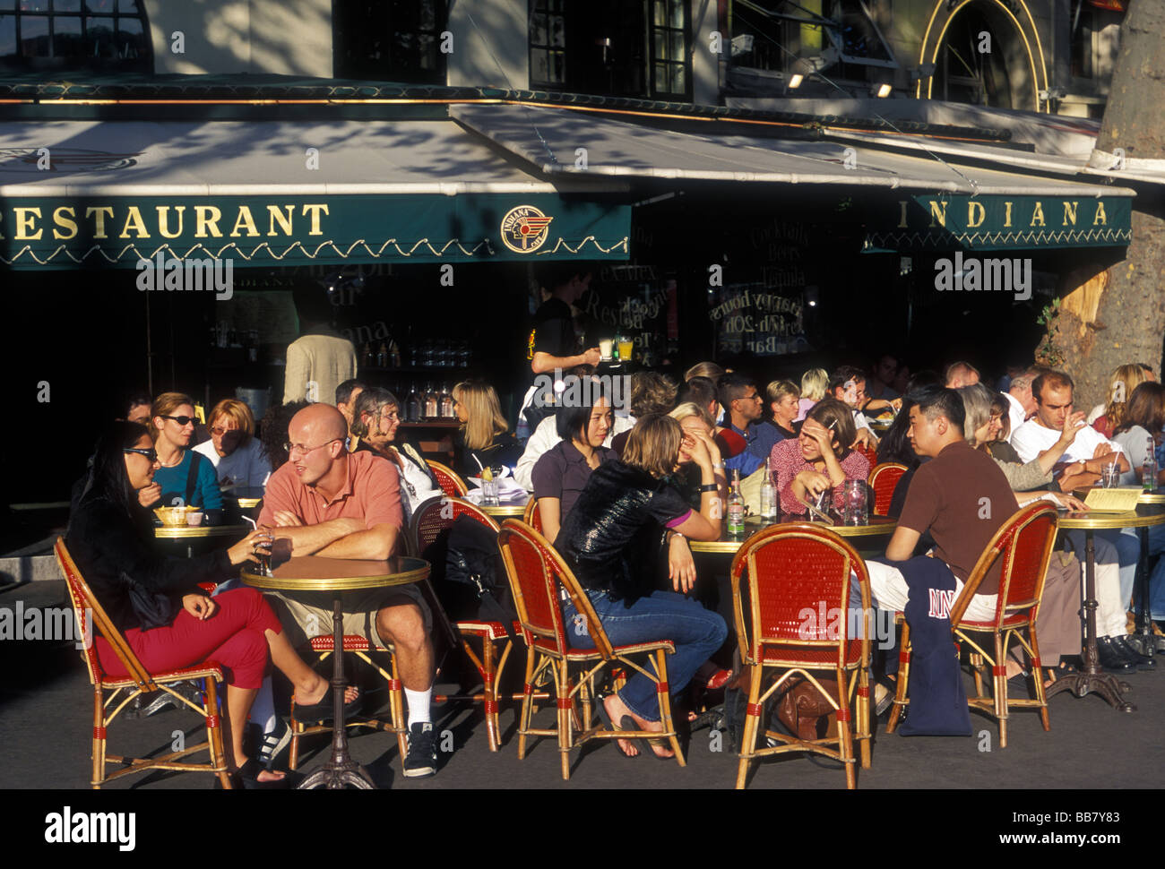 Les touristes français de manger au restaurant de l'Indiana Bastille Place-de-la-Bastille Paris Ile-de-France France Europe Banque D'Images
