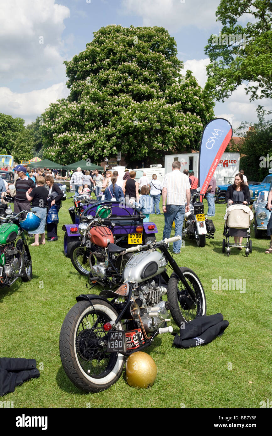 Des foules de gens au Wallingford Classic car and motorcycle rally, Wallingford, Oxfordshire, UK Banque D'Images