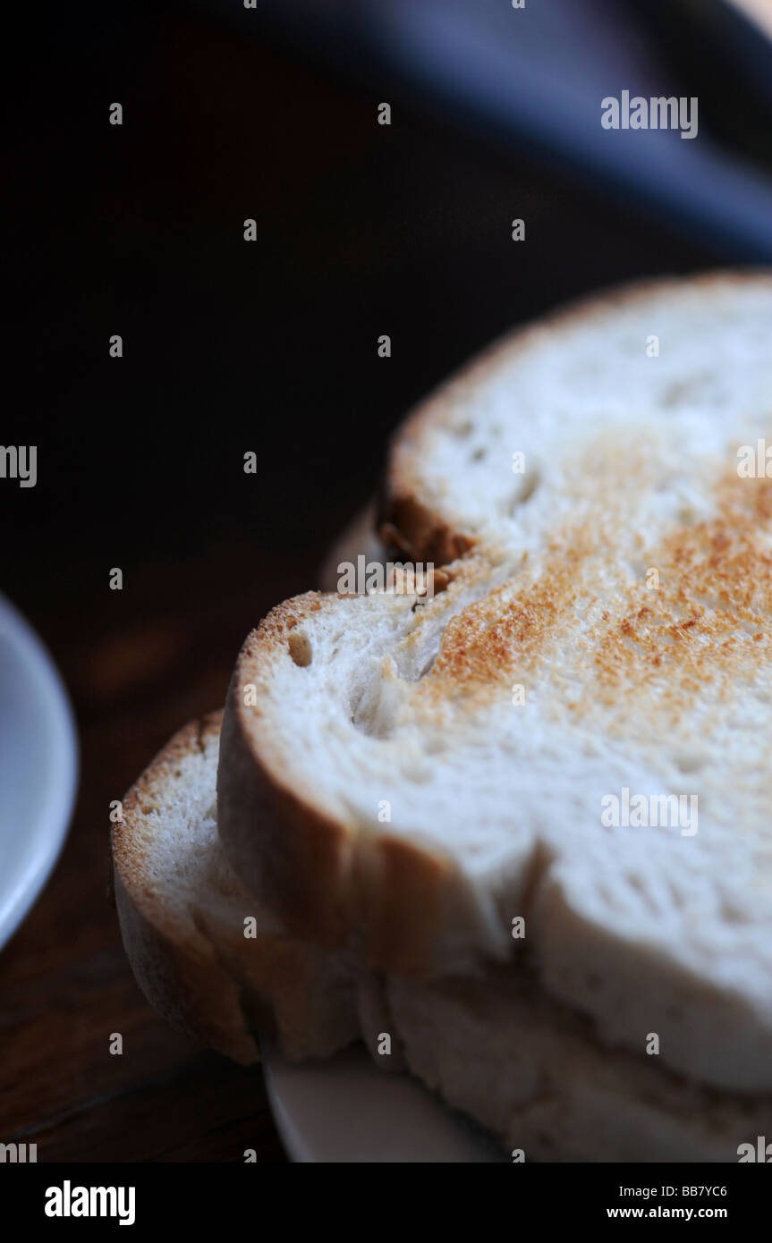 Deux tranches de pain grillées en tranches dans le cadre d'un repas petit déjeuner, photographiés dans un coffeeshop Banque D'Images