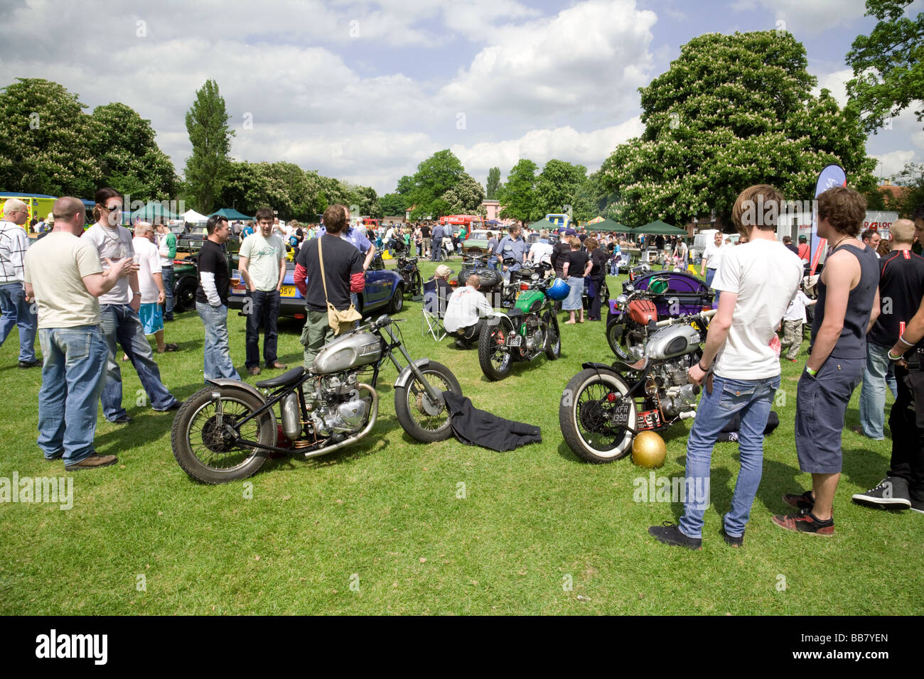 Des foules de gens au Wallingford Classic car and motorcycle rally, Wallingford, Oxfordshire, UK Banque D'Images