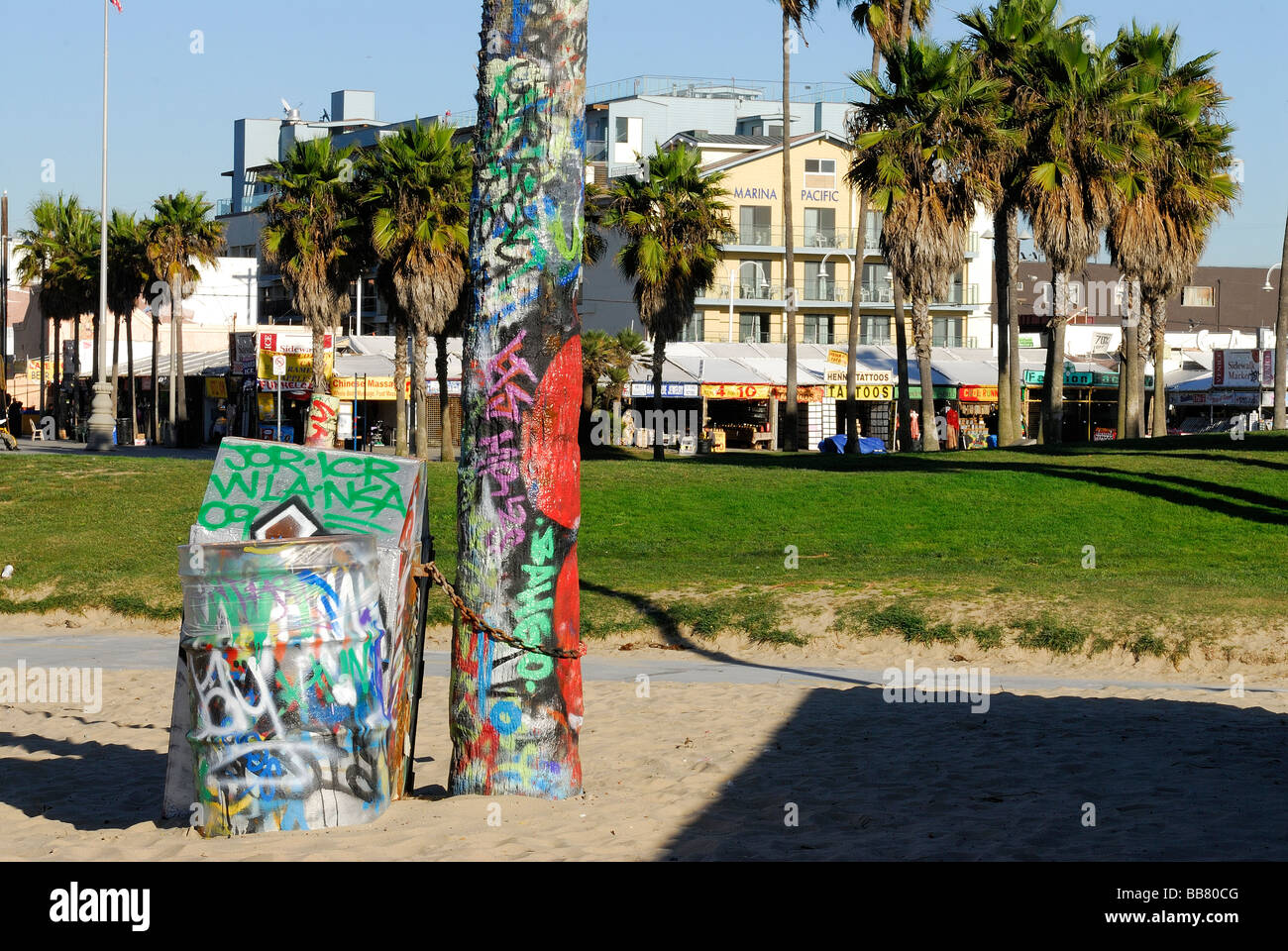 Zone graffiti sur Venice beach jaune rouge vert violet et blanc balck utilisé pulvérisation Banque D'Images