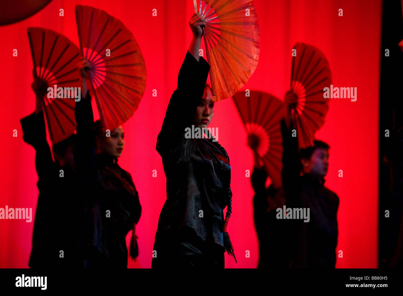 Le Cirque National chinois de Shenyang effectuant l'exposition Confucius, un voyage dans le temps montrant 2500 ans de Chinois p Banque D'Images