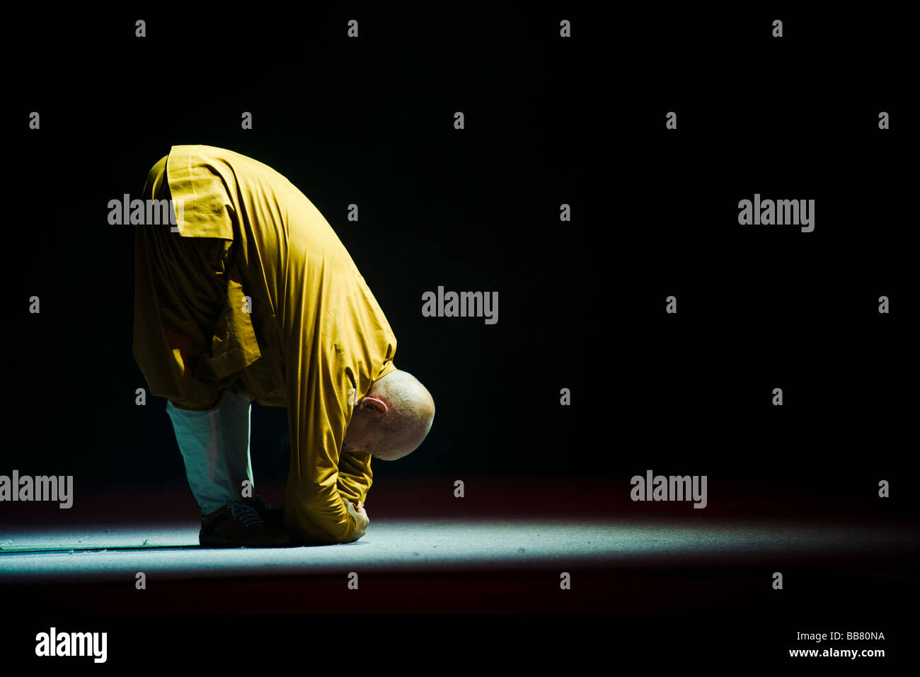 70 ans, moine Shaolin déménagement astucieusement dans la méditation Banque D'Images