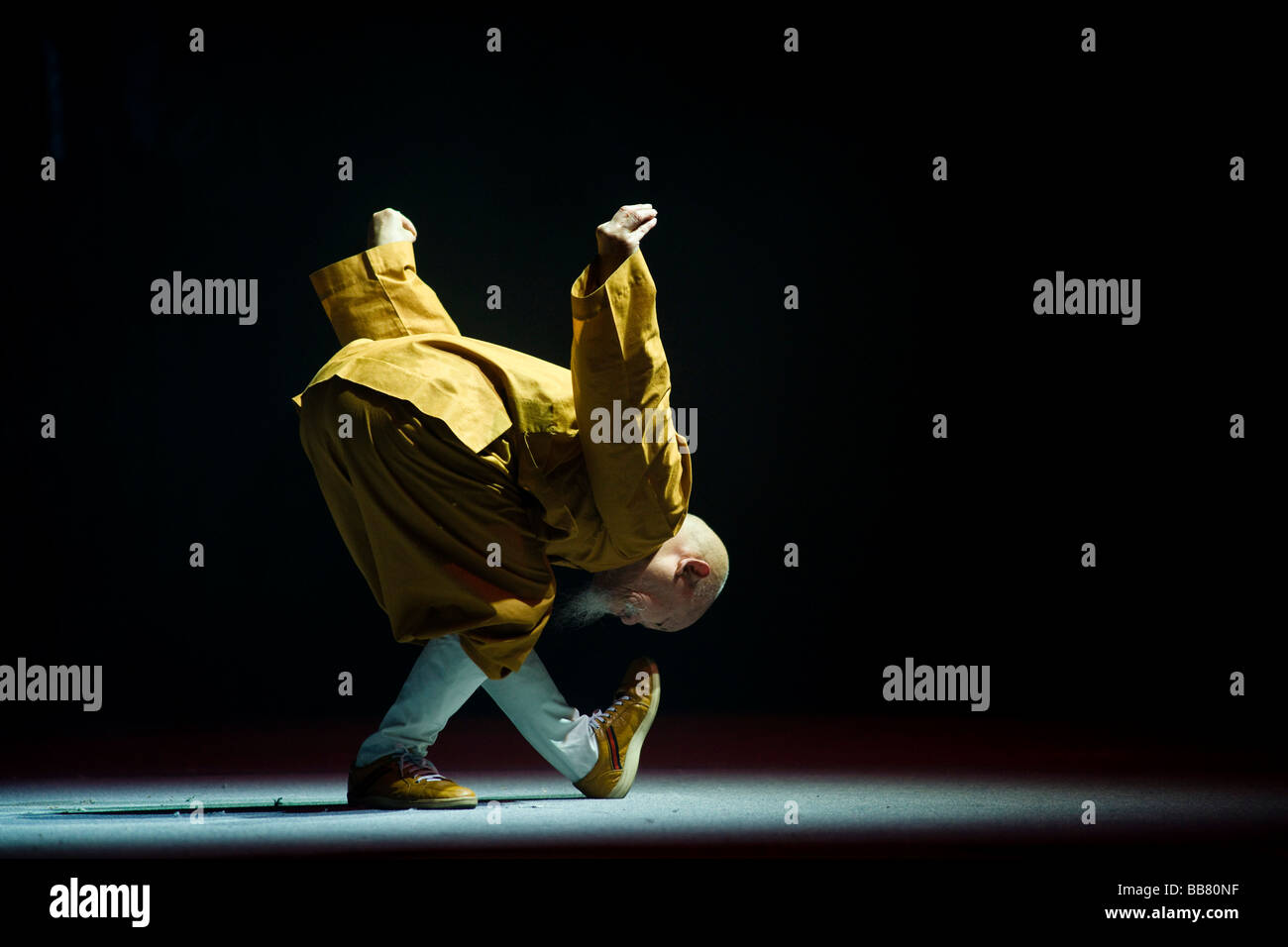 70 ans, moine Shaolin déménagement astucieusement dans la méditation Banque D'Images