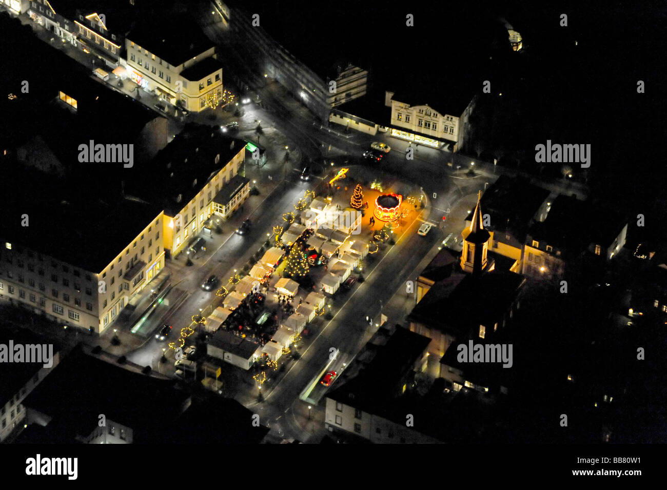 Photo aérienne, photo de nuit, marché de Noël, Neumarkt avec Auferstehungskirche église par Karl Friedrich Schinkel, Arnsberg, Sout Banque D'Images