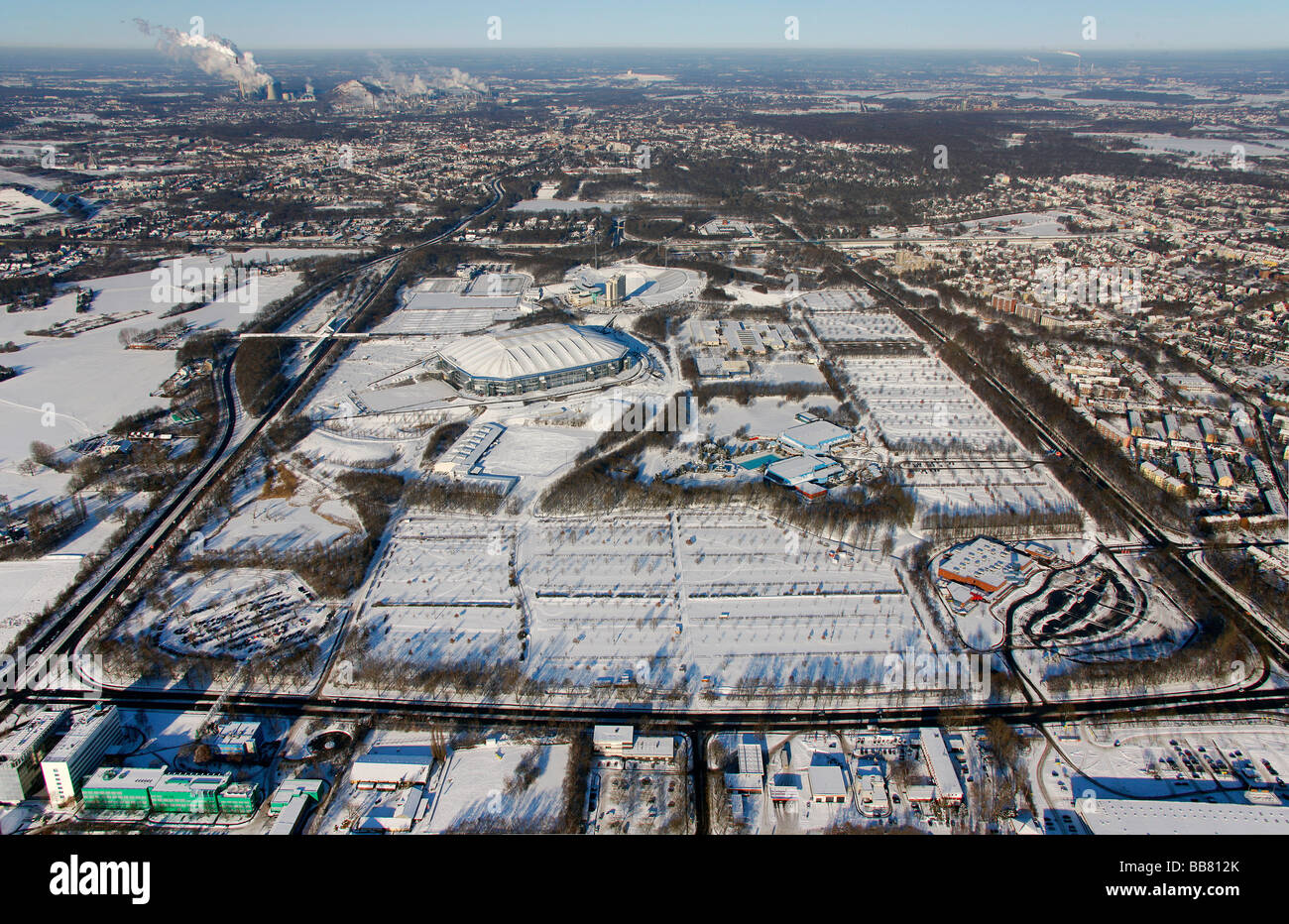 Photo aérienne, Schalke Arena, stade Veltins-Arena S04 dans la neige, Schalker Feld, centre de réadaptation, Gelsenkirchen-Bu Banque D'Images