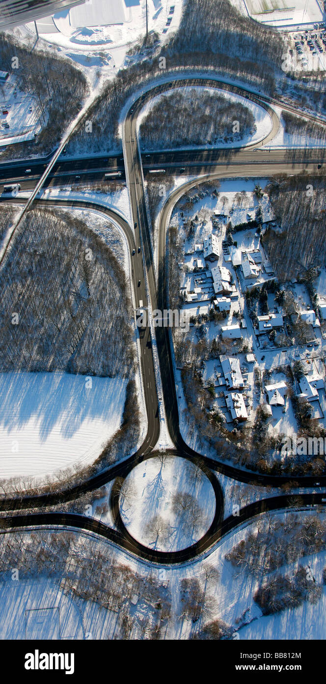 Photo aérienne, autobahn dans la neige, d'un route A2, au rond-point avec Schalke Gelsenkirchen-Buer, Gelsenkirchen, Ruhr, North Rhine Banque D'Images