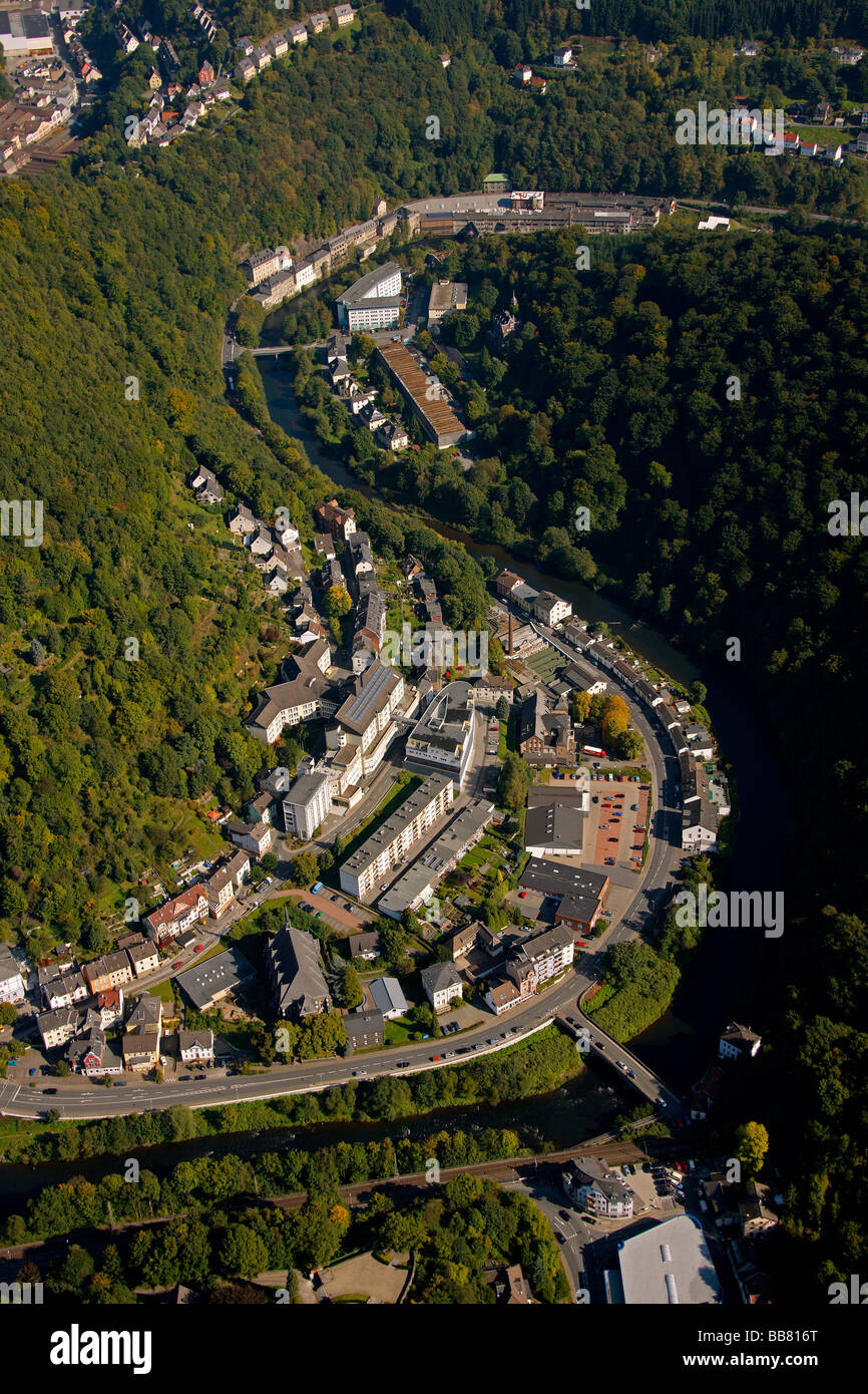 Photo aérienne, Lindenstrasse street, 1443 River, industrielle et d'affaires dans la vallée d'une rivière, Altena, Maerkischer Kreis, Sau Banque D'Images