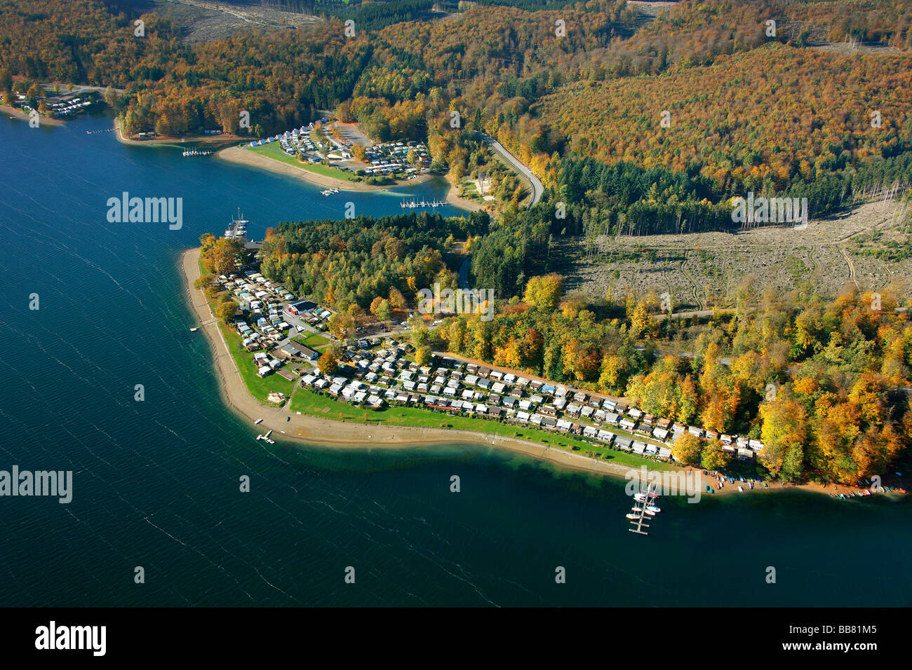 Photo aérienne, terrain de camping, rive ouest de la Sorpe Talsperre lac de stockage, Sundern, Coesfeld, Sauerland, Rhi Nord Banque D'Images