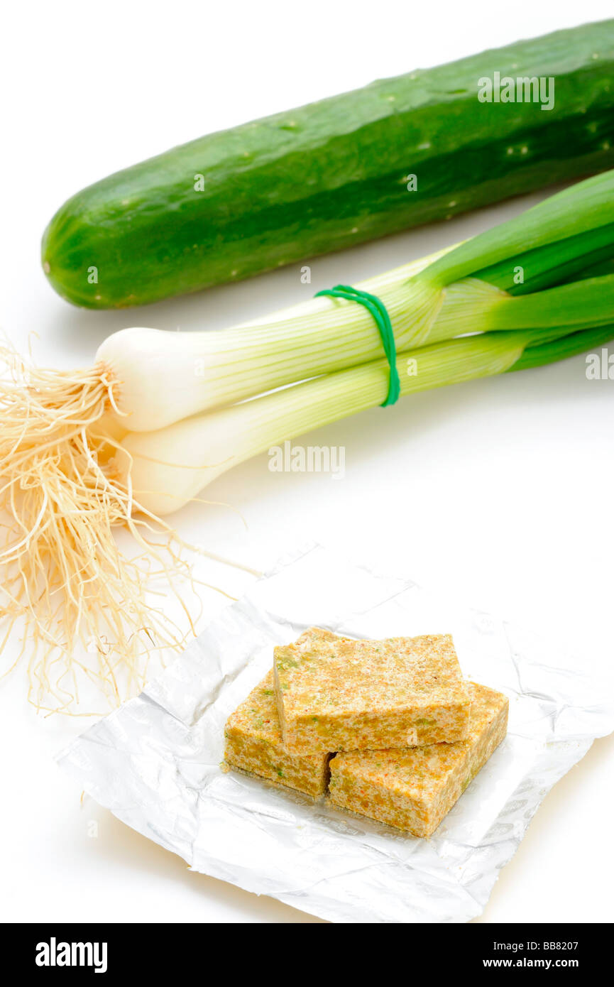 Une saucisse végétarienne traditionnelle galloise (poireau), le concombre (Cucumis sativus) et une soupe cube Banque D'Images