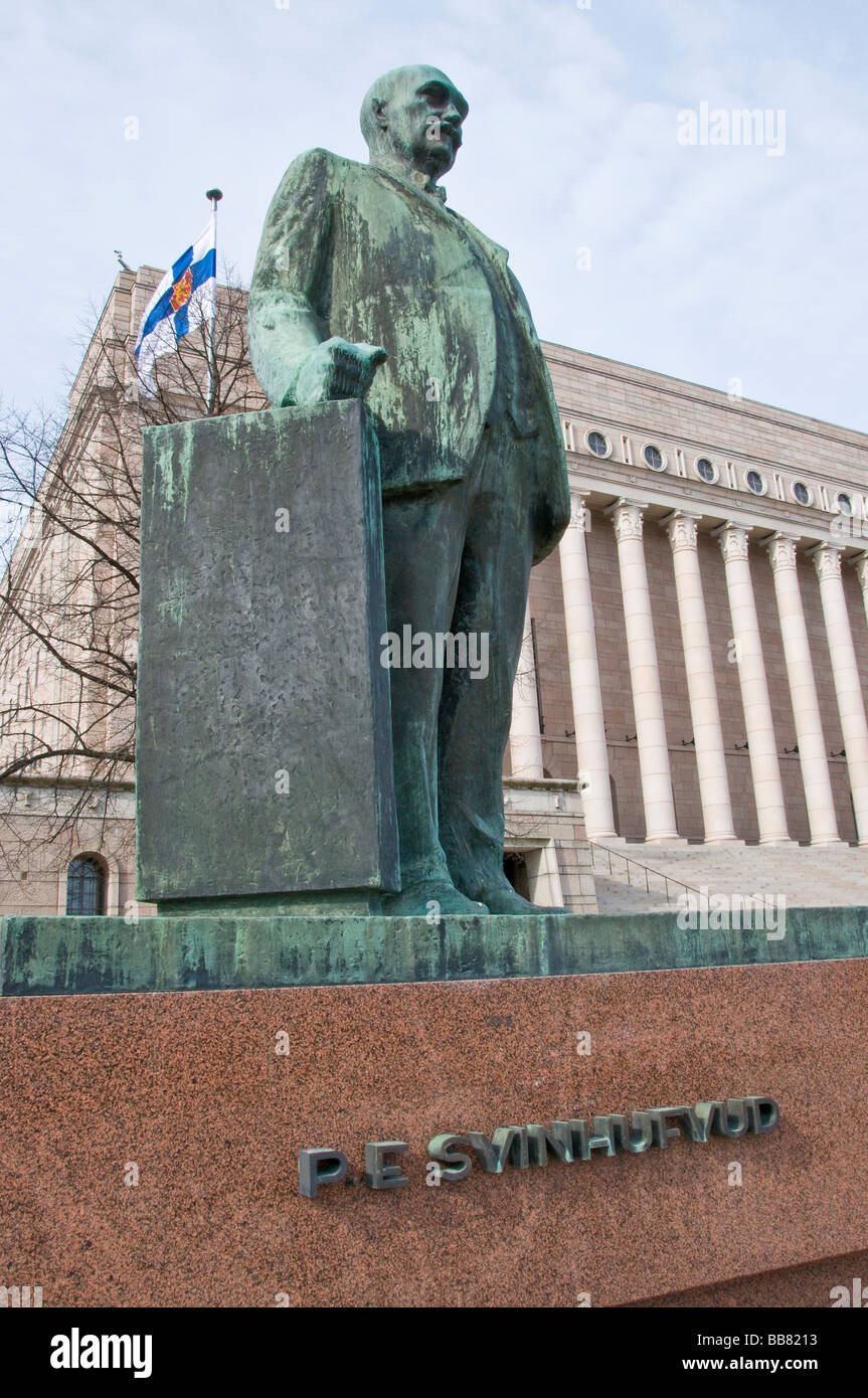 La statue de P. Evind Svinhufvud à l'extérieur de l'édifice du Parlement à Helsinki, Finlande Banque D'Images