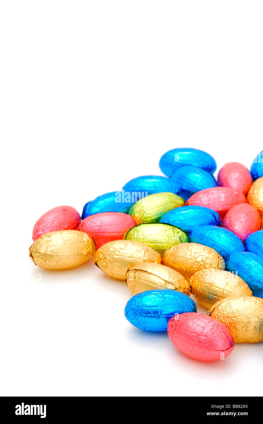 Les œufs en chocolat coloré en papillote Banque D'Images