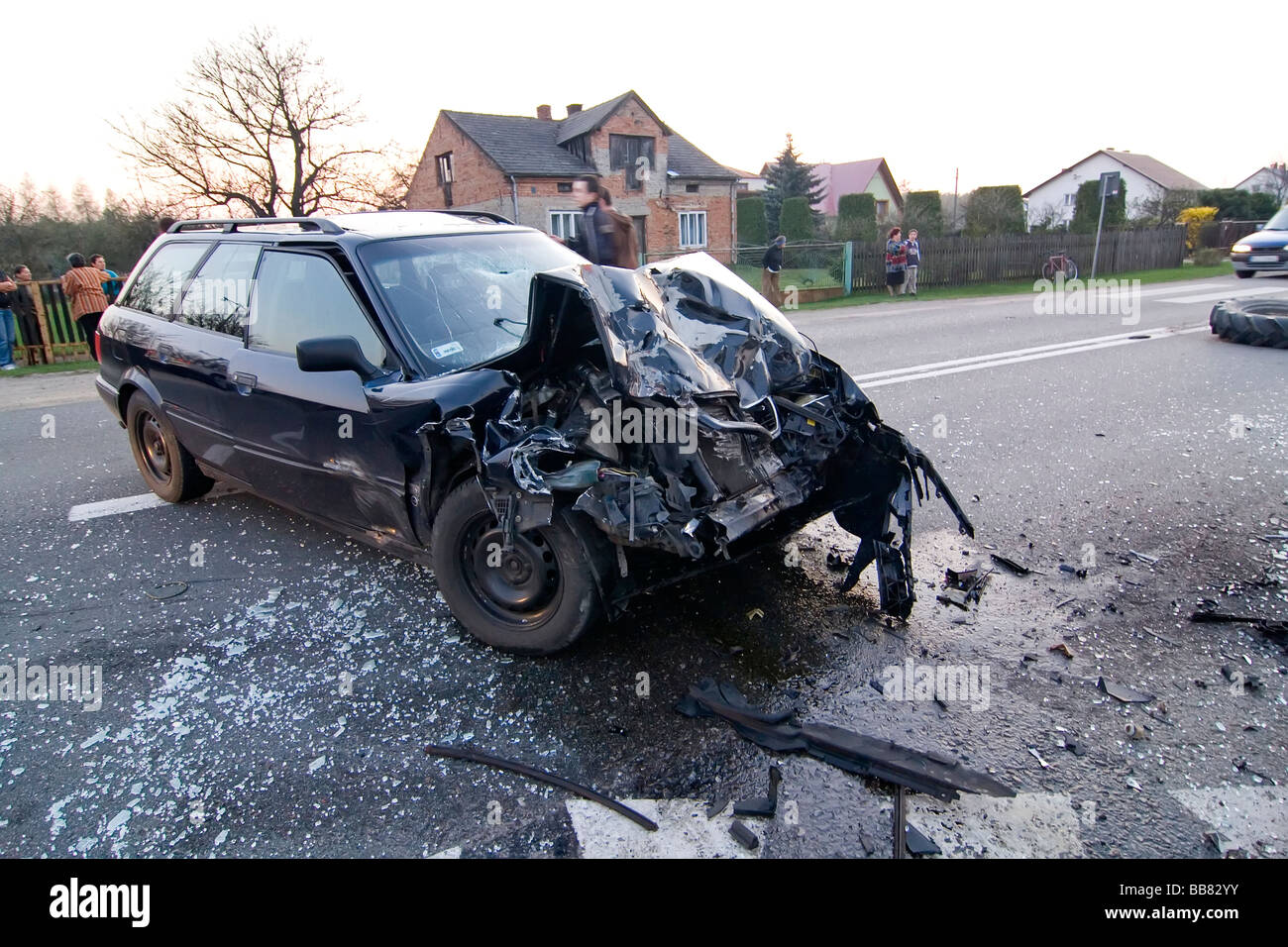 Audi 80 accident Banque D'Images