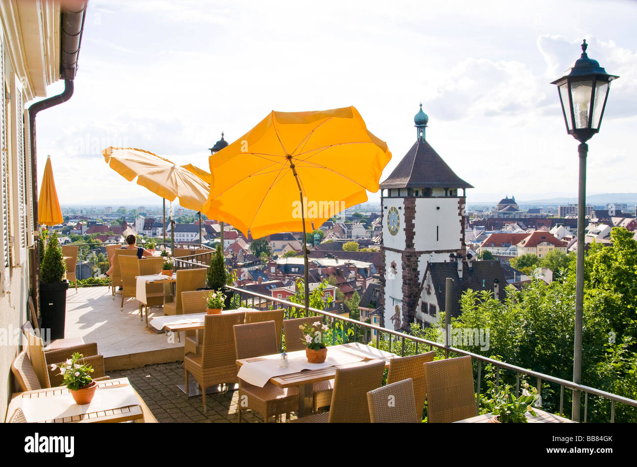 Restaurant avec parasol et Schwabentor tower, Freiburg im Breisgau, Bade-Wurtemberg,  Allemagne Photo Stock - Alamy