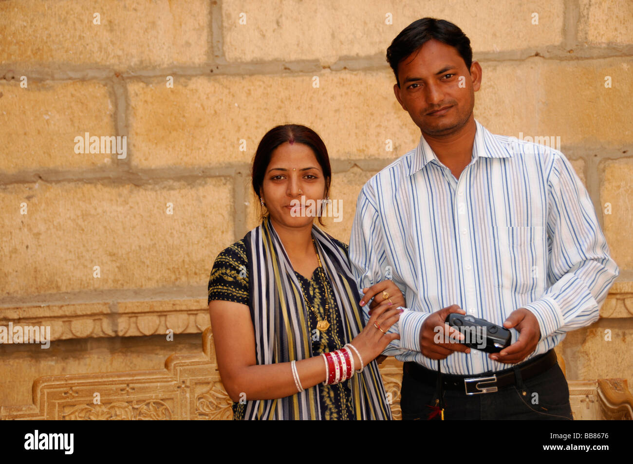 Les visiteurs indiens du lac Garisar, Jaisalmer, Rajasthan, Inde du Nord, l'Asie Banque D'Images