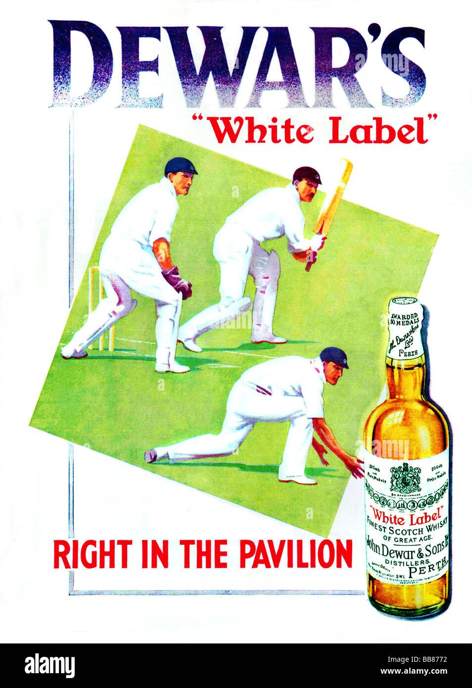 Cricket Dewars 1920 publicité pour la célèbre marque White Label blended Scotch dans le pavillon droit Banque D'Images