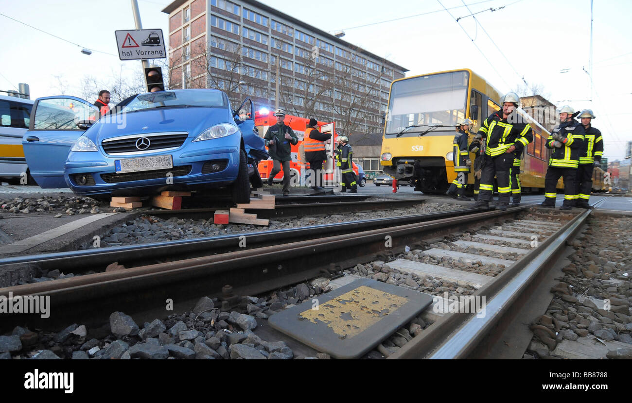 De graves accidents de la circulation, une voiture est entrée en collision avec un U-Bahn, femme pilote doit être publié par l'équipe de sauvetage de son Banque D'Images