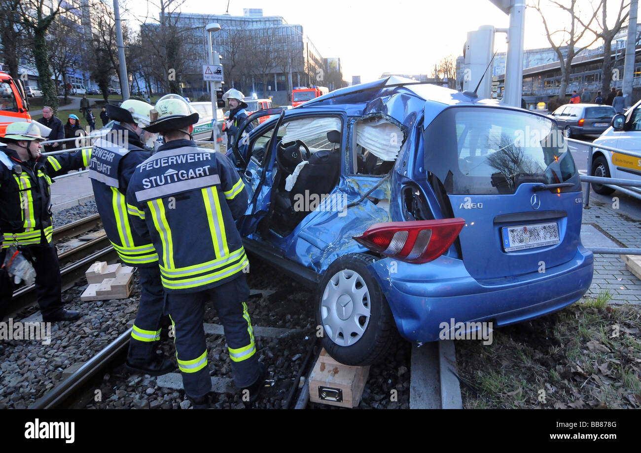 De graves accidents de la circulation, une voiture est entrée en collision avec un U-Bahn, femme pilote doit être publié par l'équipe de sauvetage de son Banque D'Images