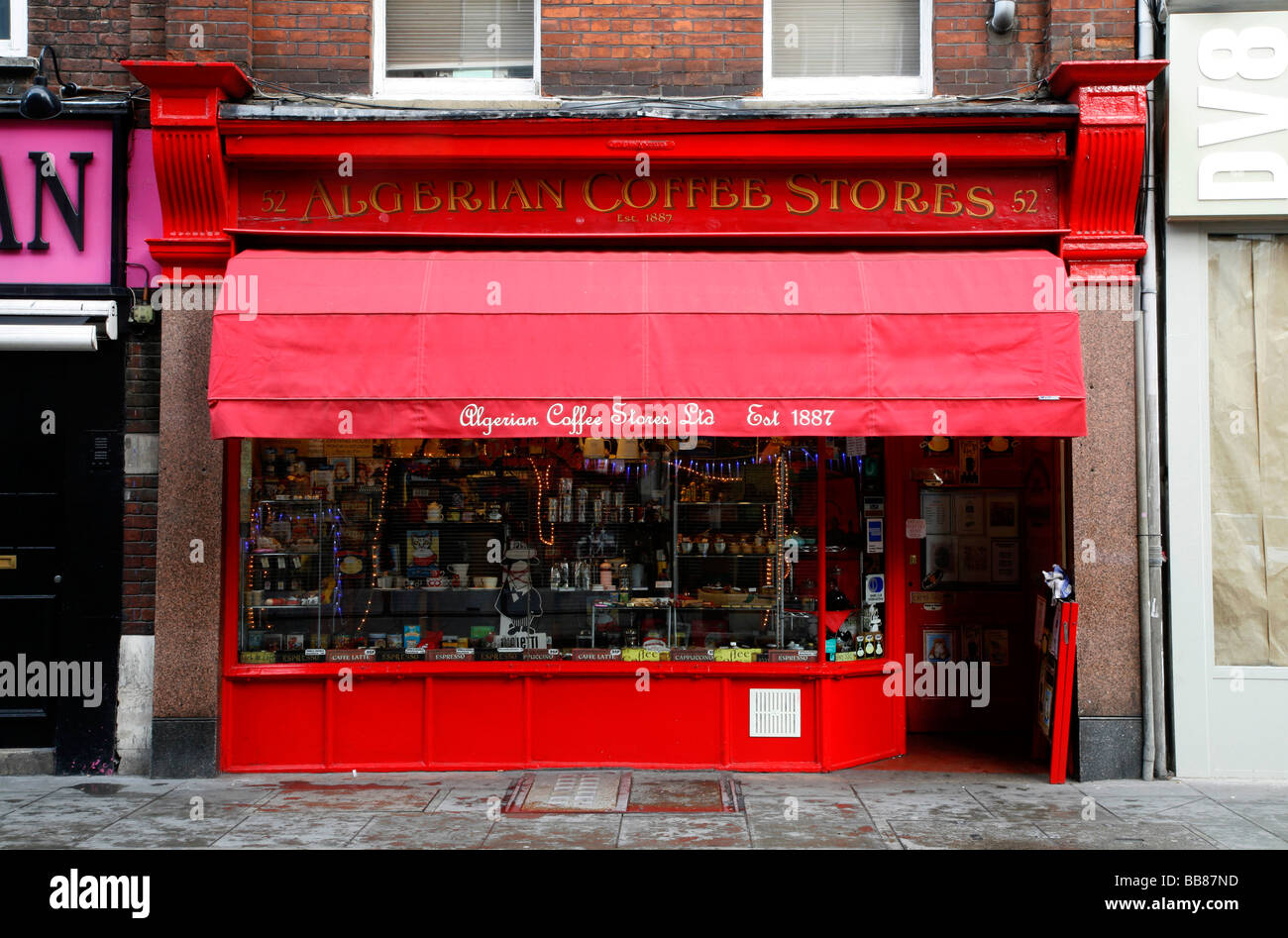 Les magasins de café algérien sur Old Compton Street, Soho, London, UK Banque D'Images