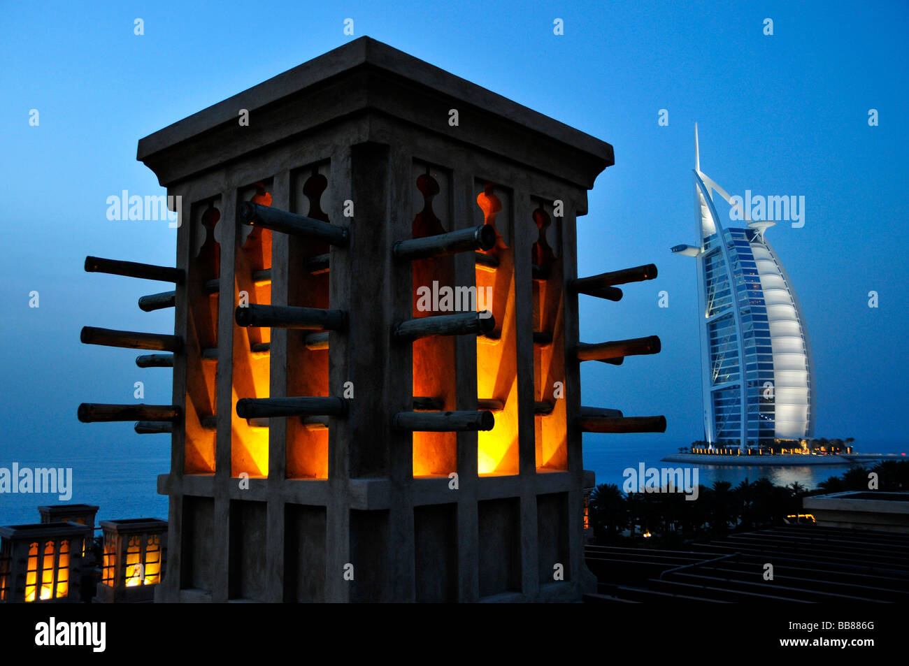 Vent stylisé tour du Madinat Jumeirah resort en face de la façade de l'hôtel sept-étoiles Burj Al Arab, Ara Banque D'Images